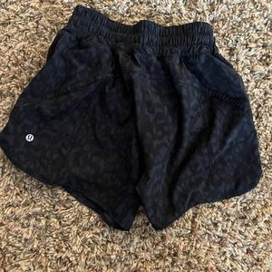 Lululemon track that 5” running shorts size 6 leopard print